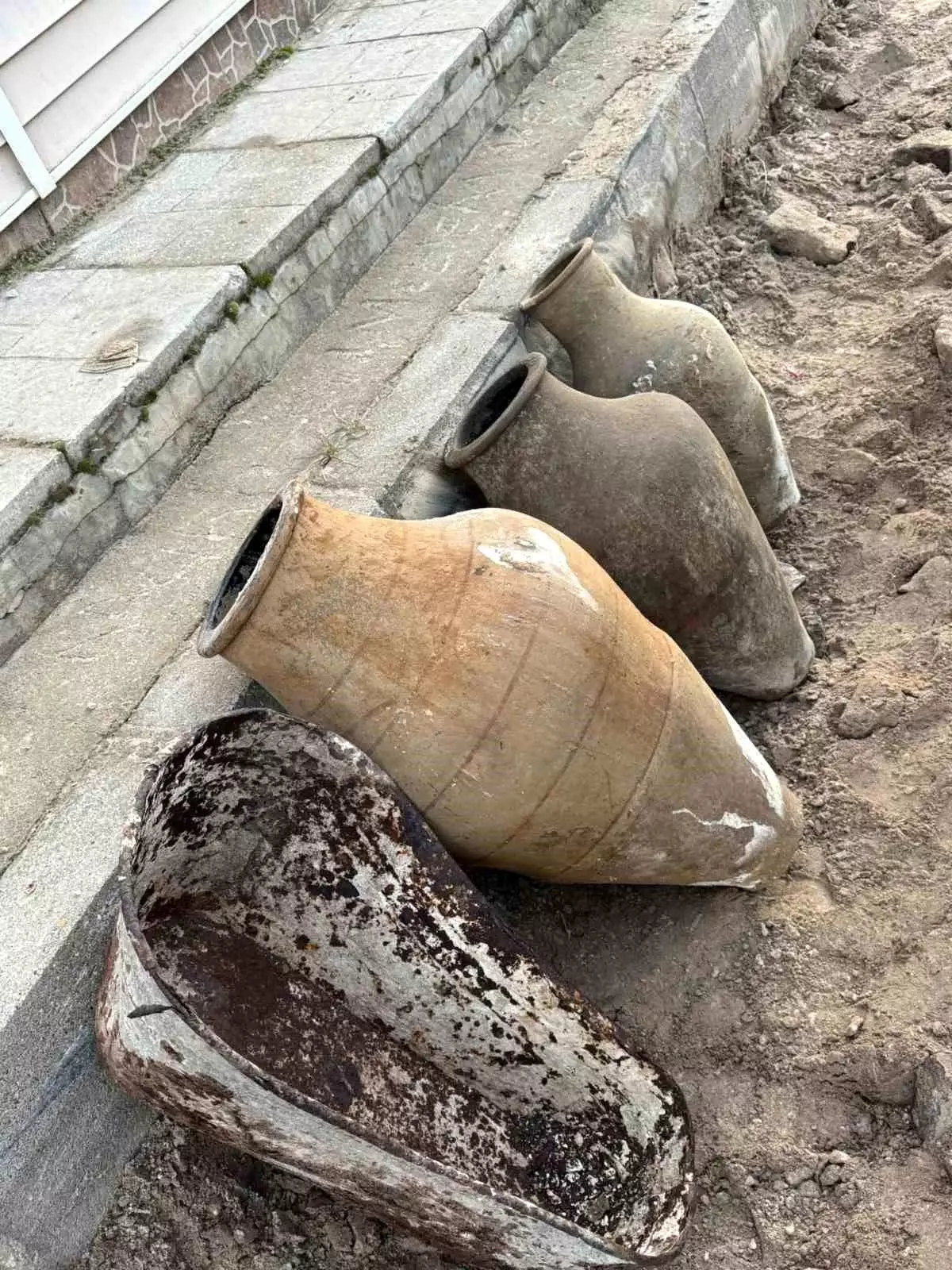 Kırşehir’de Çukurdan Çıkan Küpler Kültür Müdürlüğüne Teslim Edildi