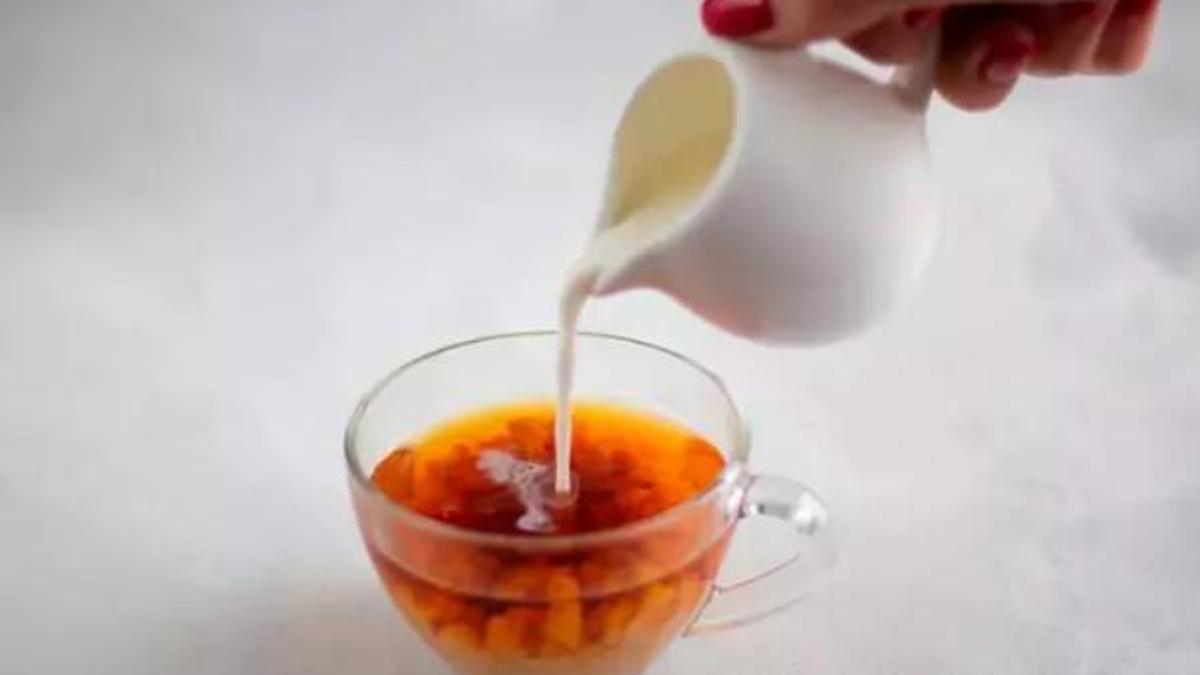 Bir fincan çaya süt eklemenin faydası şaşırttı!