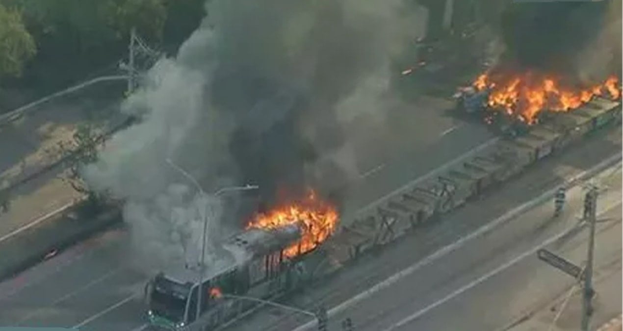 Otoyolda giderken üzerine uçak düştü: Bunun adı mucize