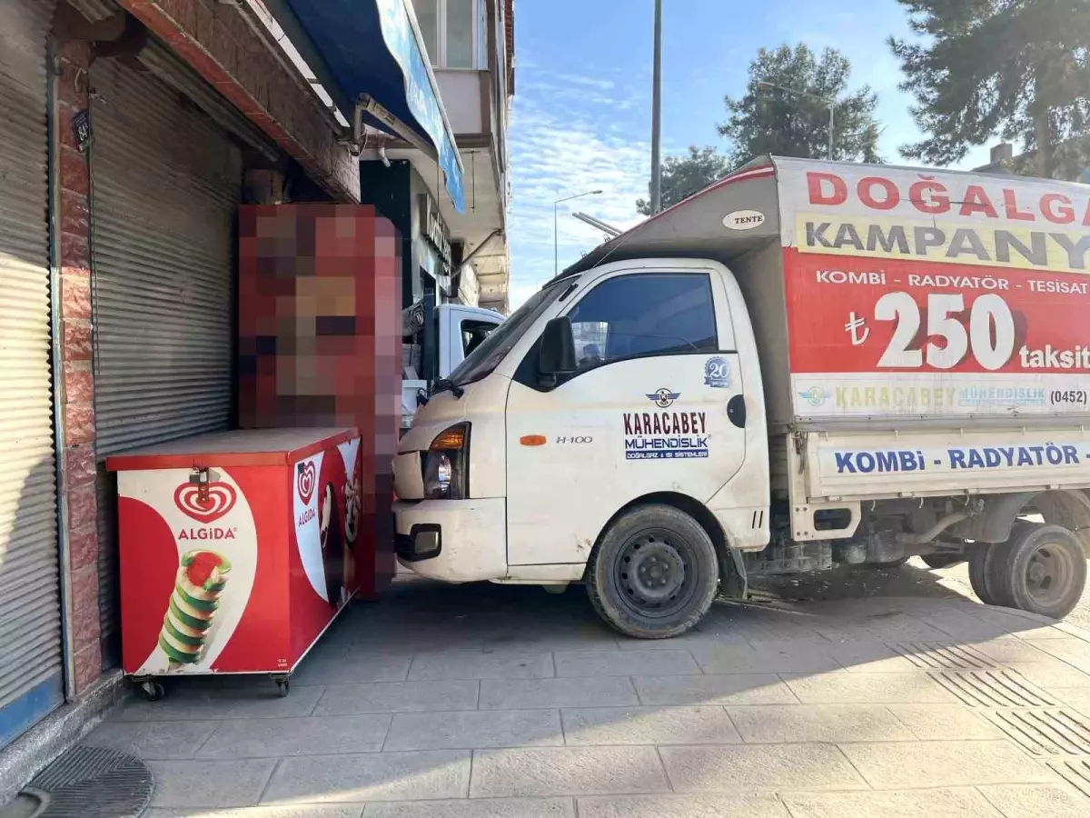 Ünye’de Trafik Kazası: Kamyonet Marketten Sadece Kıl Payı Kurtuldu