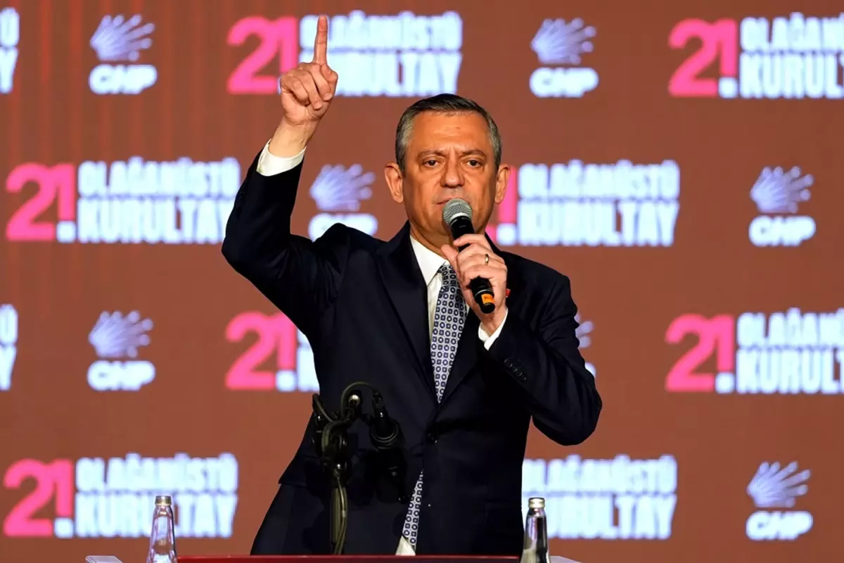 Özgür Özel yeniden CHP Genel Başkanı seçildi